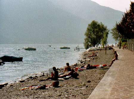 Promenade mit Badestrand in Maccagno